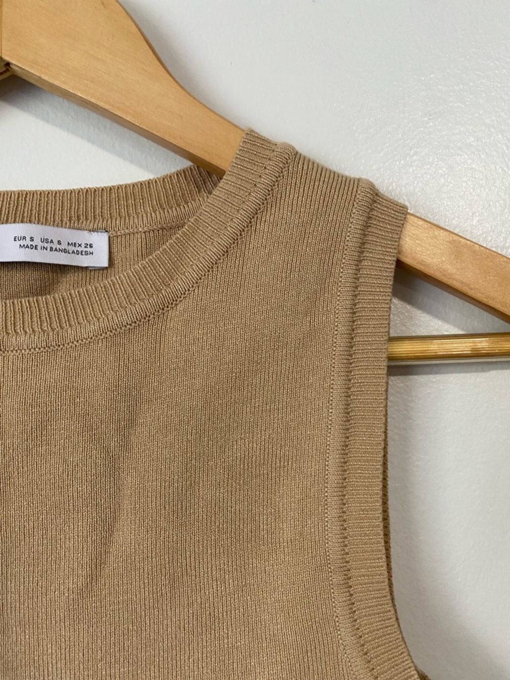 Zara Sleeveless Crew Neck Knit Top in Beige - Picture 3 of 10